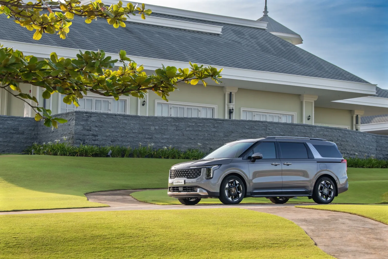 Thuê xe Kia Carnival tại Hà Nội — có lái, đời mới