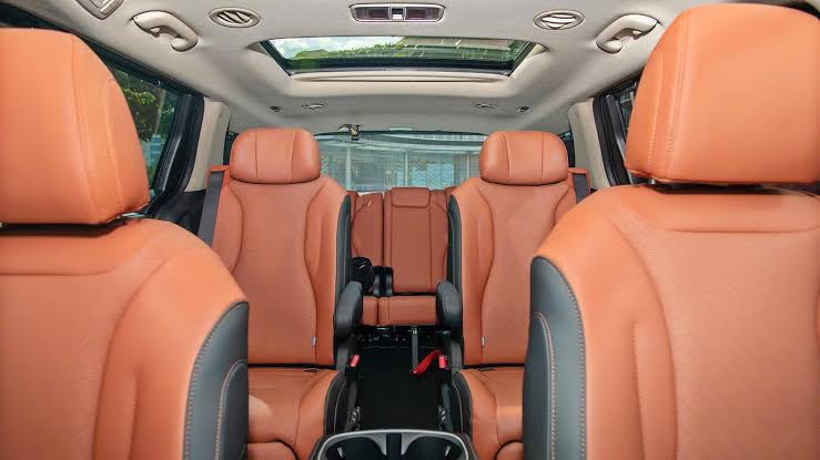 Thuê xe Kia Carnival tại Hà Nội — có lái, đời mới