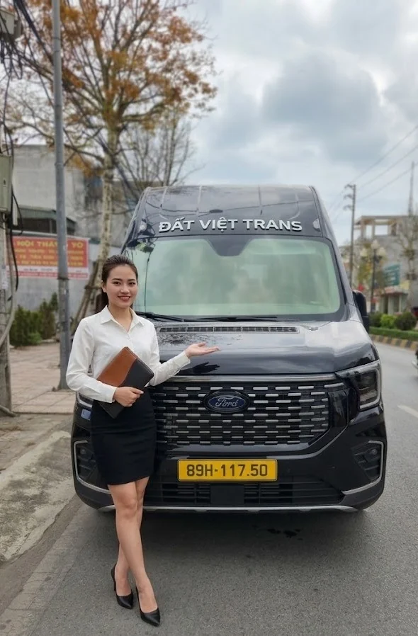 Đội ngũ Đất Việt Elite chỉn chu bên xe Ford Transit 16 chỗ