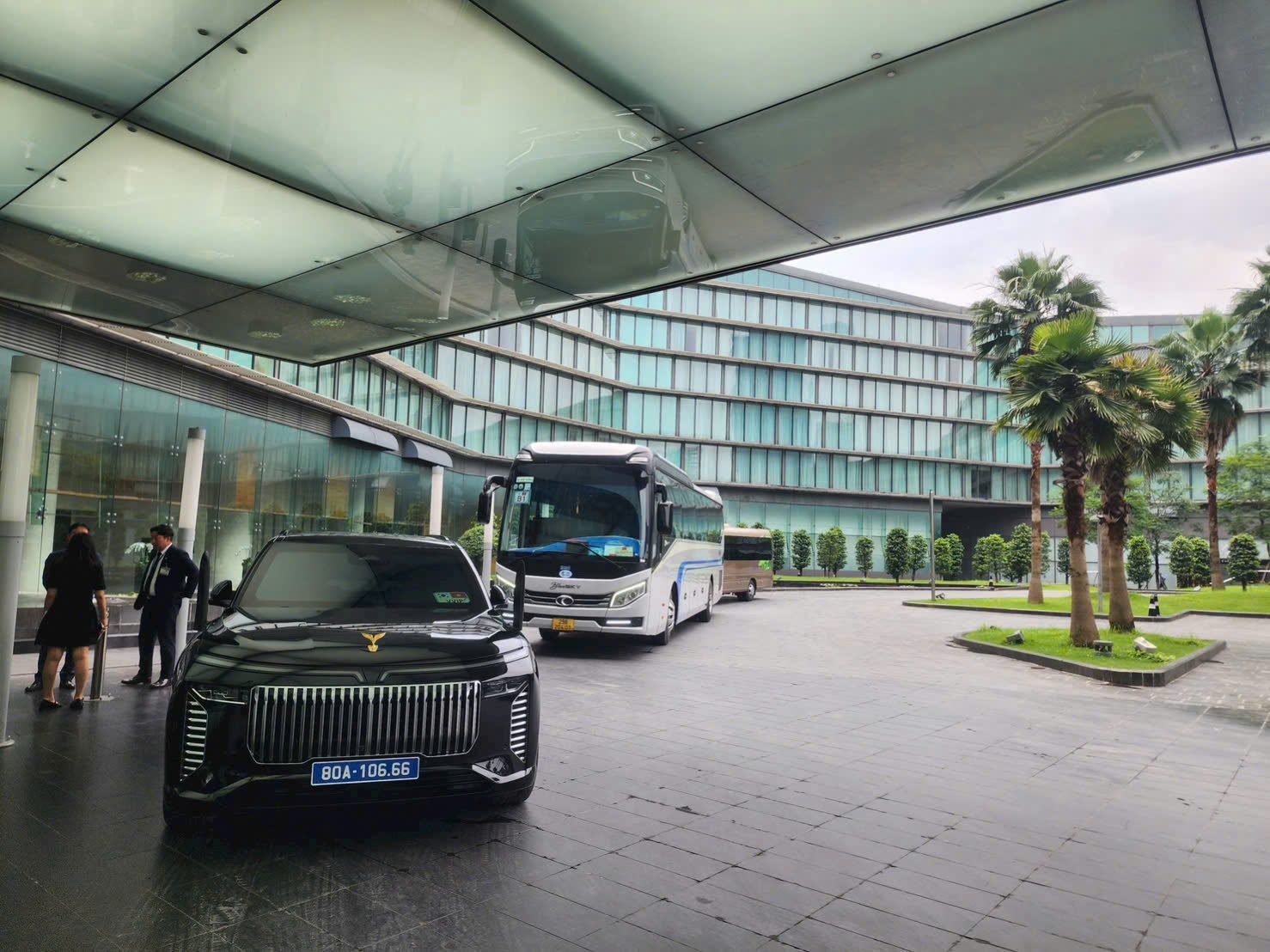 Đoàn xe limousine phục vụ hội nghị